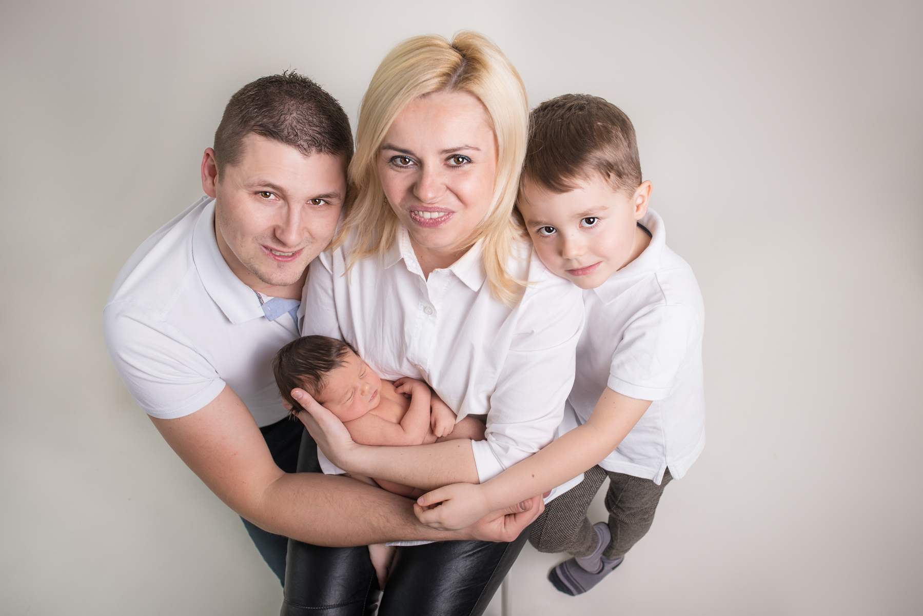 Fotografia noworodkowa, rodzinna, studyjna – Tymon z rodziną