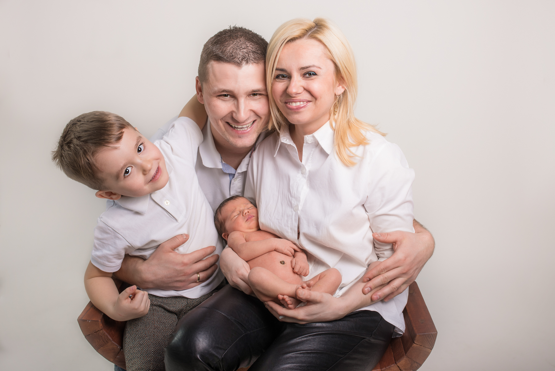 Fotografia noworodkowa, rodzinna, studyjna – Tymon z rodziną
